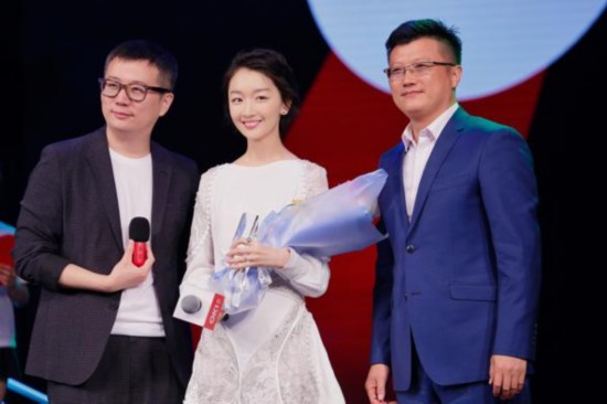 周冬雨获挚爱明星公益大使 称希望帮助更多人
